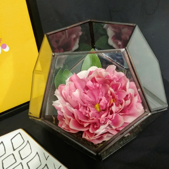 Peony in hexagon vase - Picture 3 of 4